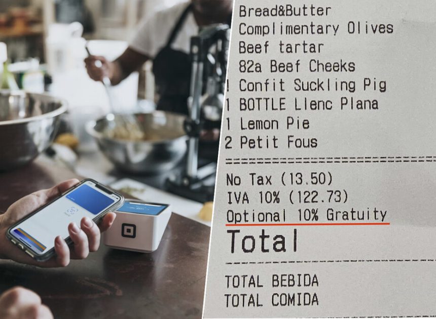 Un concepto es cada vez más común en los tickets de los restaurantes españoles: la propina «opcional» del 10%