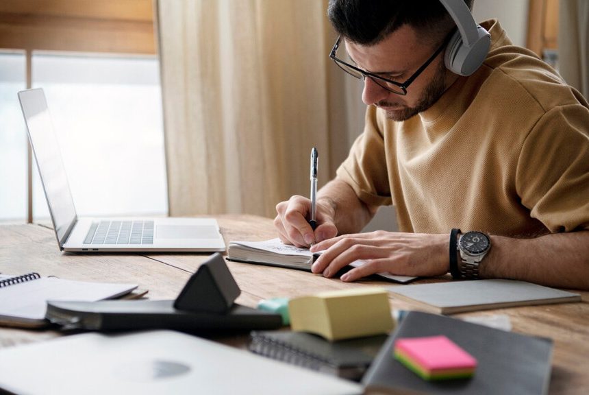 Desarrollo web, inteligencia artificial, ciberseguridad y más: cinco cursos con titulación para estudiar online o presencial